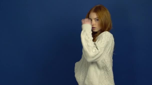 파란색 배경에 학생 여자의 초상화 — 비디오