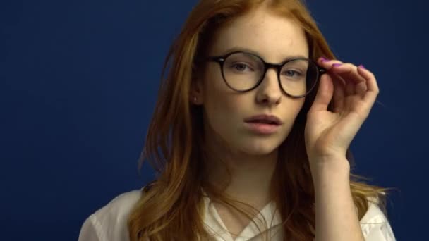 Portret student dziewczyna na niebieskim tle — Wideo stockowe