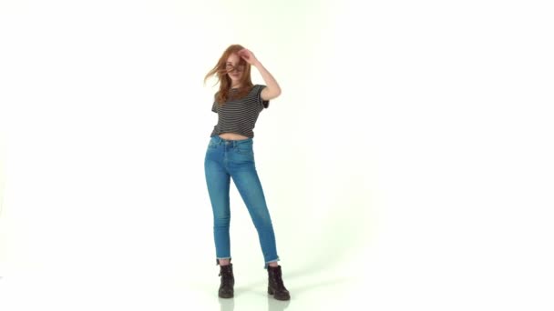 Belle fille aux cheveux roux avec des lunettes sur fond blanc 