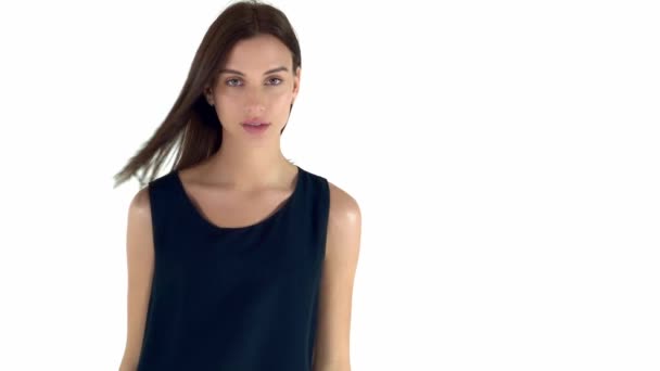 黒い髪と青いドレスの美しく、セクシーな若い女性. — ストック動画