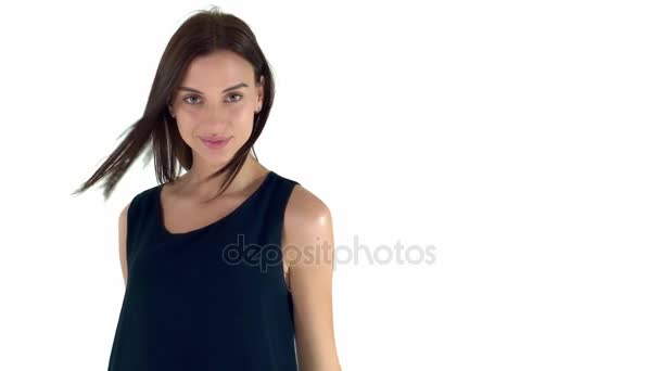 Όμορφη και σέξι νεαρή γυναίκα σε ένα μπλε φόρεμα με σκούρα μαλλιά. — Αρχείο Βίντεο