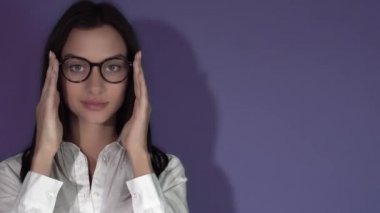 Gözlüklü genç güzellik kadın. Yuvarlak gözlüklü kadın