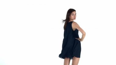 Güzel ve seksi siyah saçlı mavi elbiseli bir genç kadın. Ağır çekim