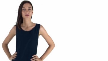 Güzel ve seksi siyah saçlı mavi elbiseli bir genç kadın. Ağır çekim