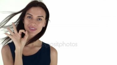 Güzel ve seksi siyah saçlı mavi elbiseli bir genç kadın. Kız iyi gösterir