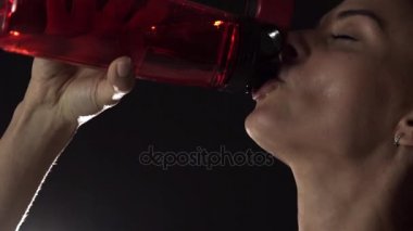 Yavaş hareket resmi eğitim sonra ince genç kadın içme suyu