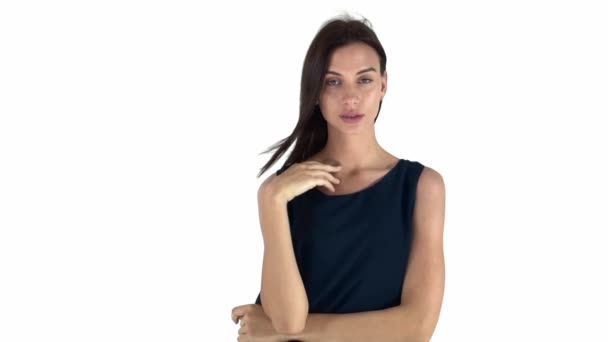 Schöne und sexy junge Frau in einem blauen Kleid mit dunklen Haaren. Zeitlupe — Stockvideo