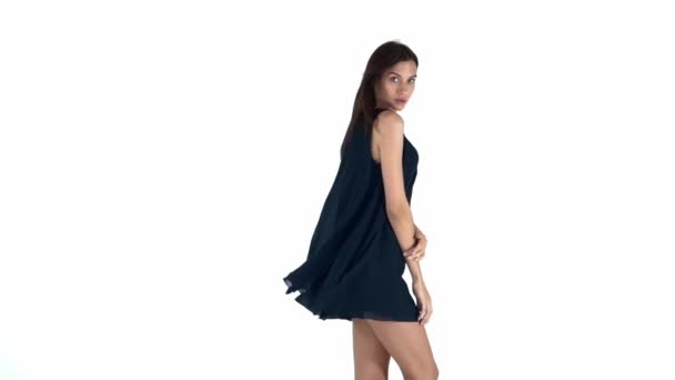 Schöne und sexy junge Frau in einem blauen Kleid mit dunklen Haaren. Zeitlupe — Stockvideo
