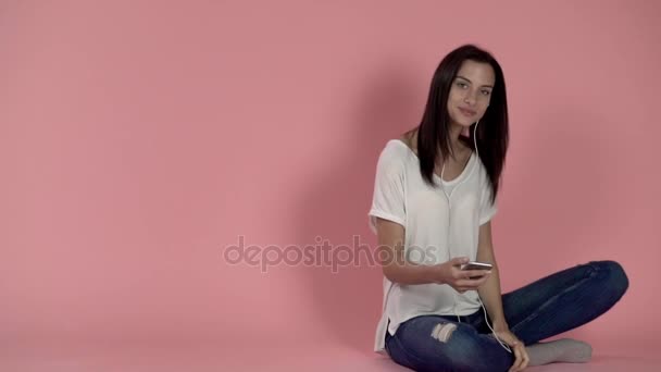 Young woman listening music through headphone Slow motion — Stock Video