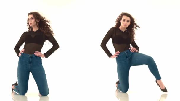 2 video in uno. Ragazza dai capelli ricci in corpo nero e jeans in ginocchio su uno sfondo bianco rallentatore — Video Stock