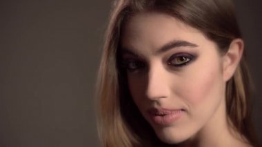 Moda model portre, kahverengi gözleri ve ifade ağız, siyah bir arka plan ile kız