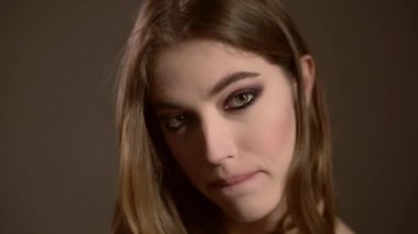 Moda model portre, kahverengi gözleri ve ifade ağız, siyah bir arka plan ile kız