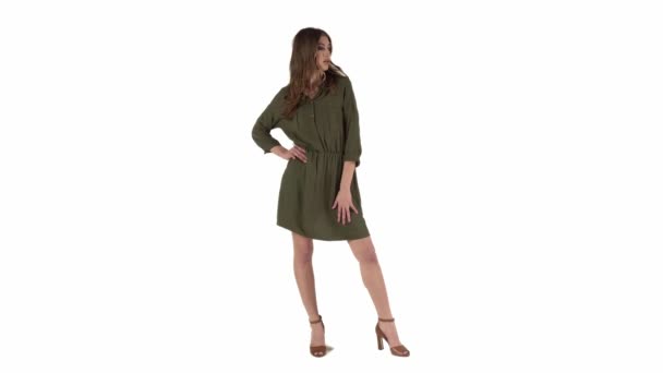 Chica en vestido verde oscuro sobre fondo blanco — Vídeo de stock