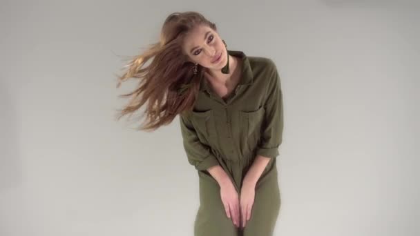 Menina em vestido verde escuro no fundo branco — Vídeo de Stock
