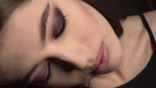 Mulher Morena Beleza com Maquiagem Perfeita. Maquiagem de férias profissional bonita . — Vídeo de Stock