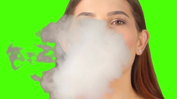 Дівчина з випарником на зеленому тлі електронної сигарети для паріння — стокове відео