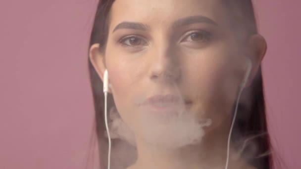 Jeune femme écoutant de la musique et vaporisateur fumeur — Video