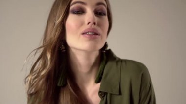 Moda model portre, kahverengi gözleri ve etkileyici dudağından bir siyah arka plan ağır çekim ile kız