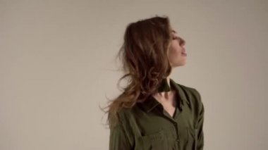 Moda model portre, kahverengi gözleri ve etkileyici dudağından bir siyah arka plan ağır çekim ile kız