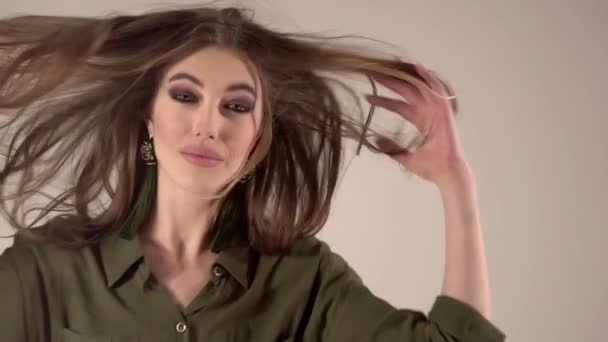 Mode modell porträtt, flicka med bruna ögon och uttrycksfulla munnen på en svart bakgrund slow motion — Stockvideo