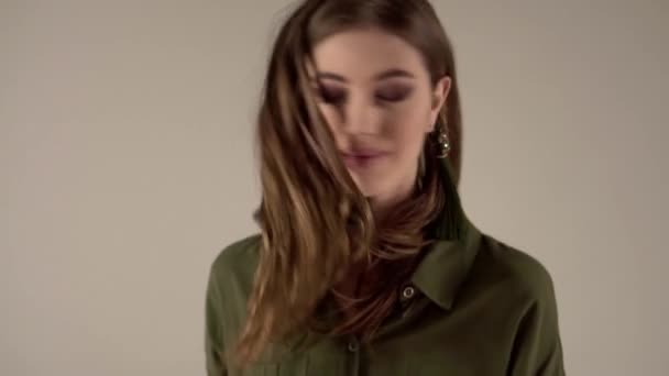 Portrait de mannequin, fille aux yeux marron et à la bouche expressive, sur fond noir au ralenti — Video