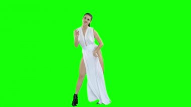 Beyaz elbiseli bir kız dans, yeşil bir ekran üzerinde