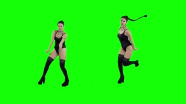 Bir top yeşil bir ekran üzerinde bir kalp şeklinde bir siyah mayo bir kızla kız