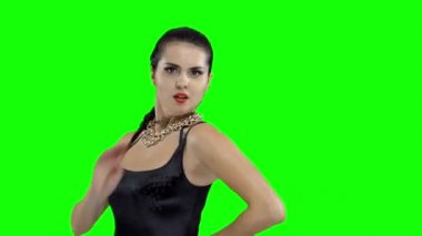 Bir top yeşil bir ekran üzerinde bir kalp şeklinde bir siyah mayo bir kızla kız