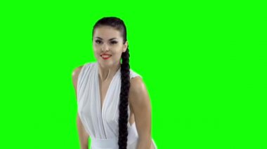 Beyaz elbiseli bir kız dans, bir yeşil ekran ağır çekim