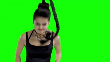 Bir top yeşil bir ekran üzerinde bir kalp şeklinde bir siyah mayo bir kızla kız
