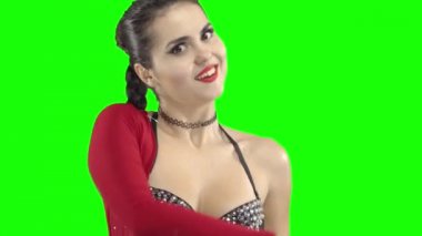 Yeşil bir ekran üzerinde bir kırmızı mayo bir kız dans ediyor