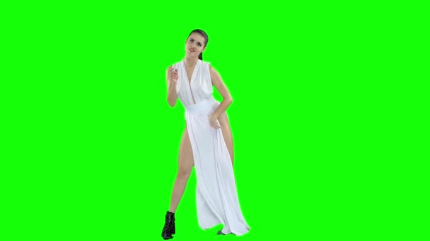 Une fille en robe blanche danse, sur un écran vert — Video