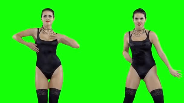 Mädchen in einem schwarzen Badeanzug mit einem Ball in Herzform auf einem grünen Bildschirm — Stockvideo