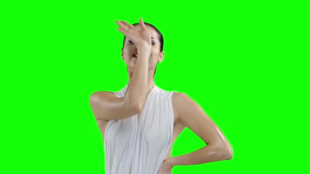 Девушка в белом платье танцует, на зеленом экране замедленной съемки — стоковое видео