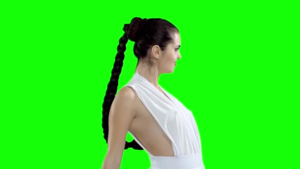 Une fille en robe blanche danse, sur un écran vert au ralenti 