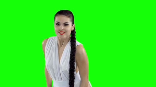 Une fille en robe blanche danse, sur un écran vert au ralenti 