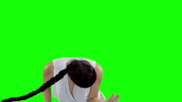 Une fille en robe blanche danse, sur un écran vert au ralenti 