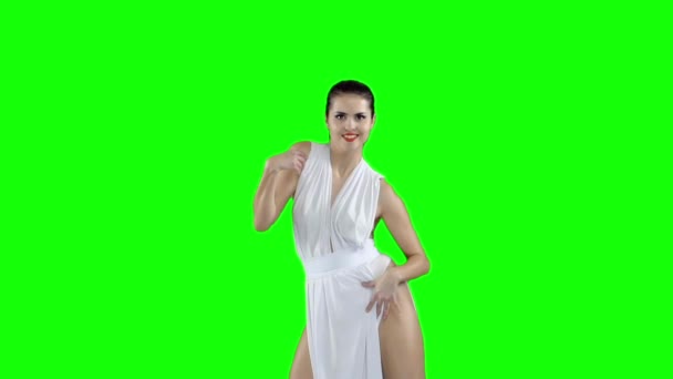 一个穿着白色连衣裙的女孩正在跳舞, 在绿色的屏幕上慢动作 — 图库视频影像