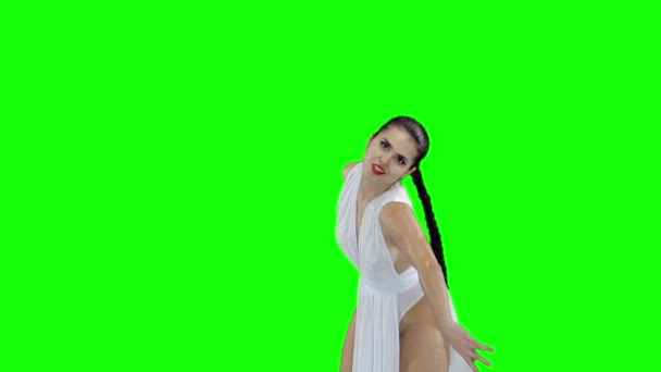 Una ragazza in abito bianco sta ballando, su uno schermo verde al rallentatore — Video Stock