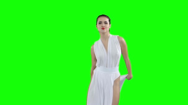 Une fille en robe blanche danse, sur un écran vert au ralenti 