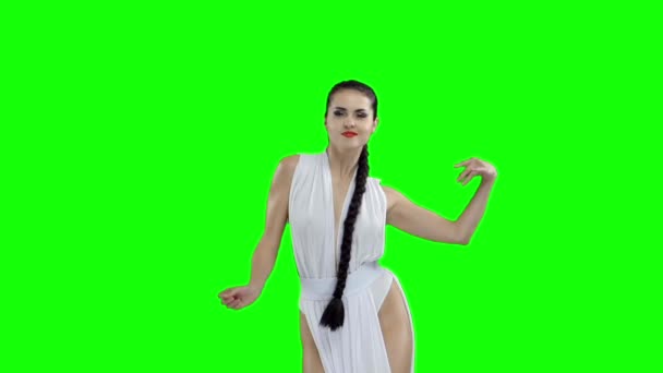 Dívka v bílých šatech tancuje na zelené obrazovce slow motion — Stock video