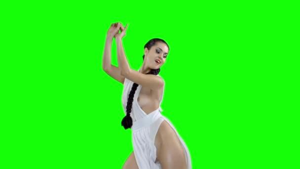 Une fille en robe blanche danse, sur un écran vert au ralenti 