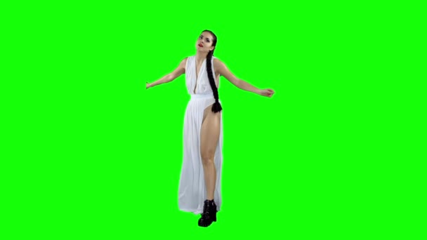 Een meisje in een witte jurk is dansen, op een groen scherm slow motion — Stockvideo