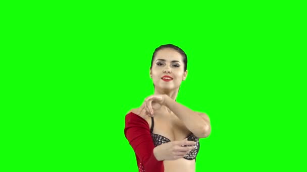 Yeşil bir ekran üzerinde bir kırmızı mayo bir kız dans ediyor — Stok video