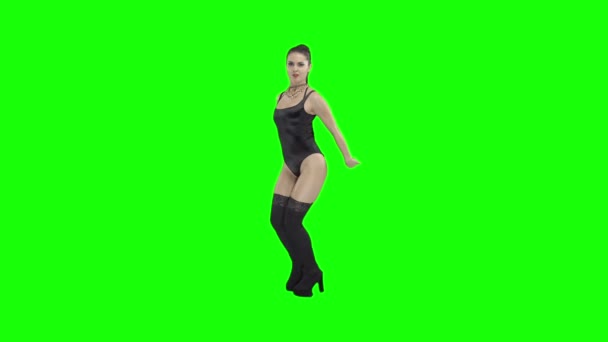 Flicka i en flicka i en svart baddräkt med en boll i form av ett hjärta, på en grön skärm — Stockvideo