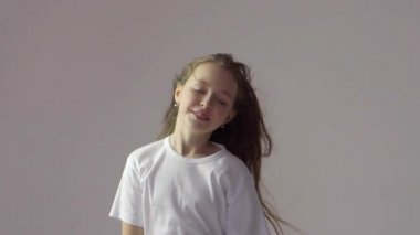 Studio gelişmekte olan saçlı kız