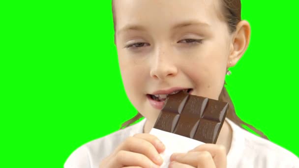 Το κοριτσάκι τρώει σοκολάτα.. — Αρχείο Βίντεο
