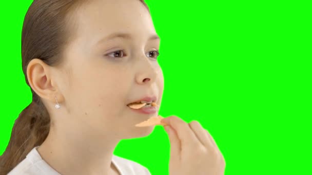 Tiener meisje chips eten — Stockvideo