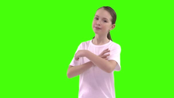 Маленька дівчинка в білій порожній футболці. схрещує руки над грудьми — стокове відео