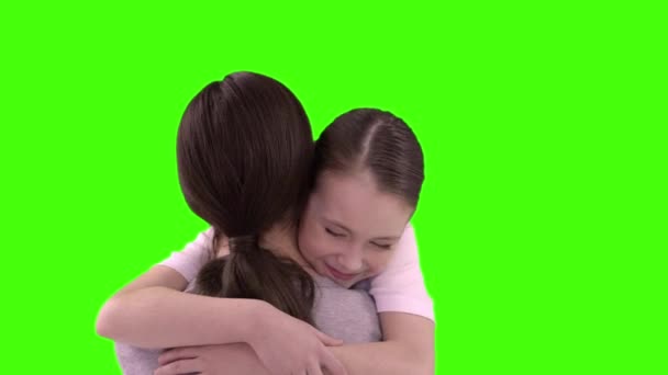 Közelről portré egy szép tíz éves kis lány és boldog anya, zöld képernyő